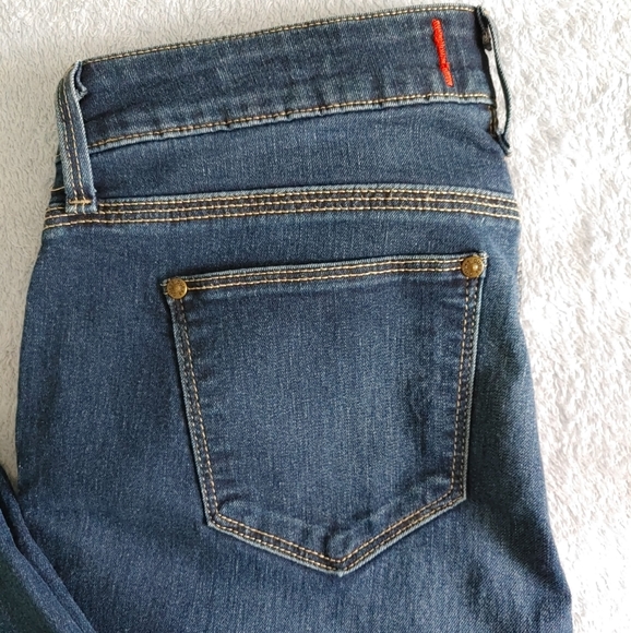 *SOLD* GUESS Jeans - Picture 6 of 6